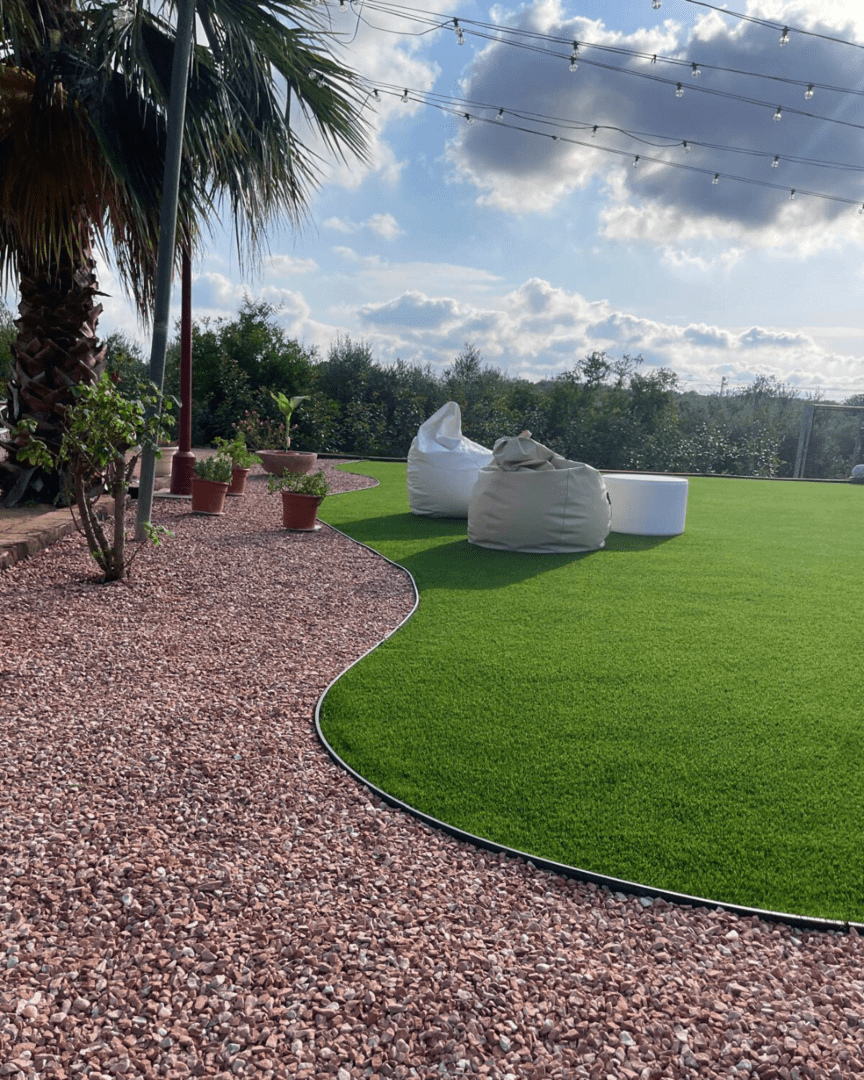 Jardín renovado combinando varios elementos